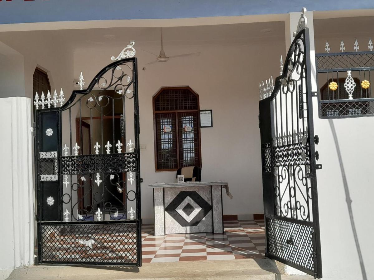 Rani Palace Кгаджураго Екстер'єр фото